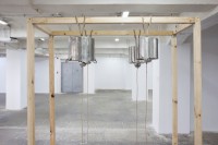 https://salonuldeproiecte.ro/files/gimgs/th-31_15_ Monotremu - Q_E_F_, 2014 installation (wood structure, metal pots, ladles, rope), variable dimensions.jpg